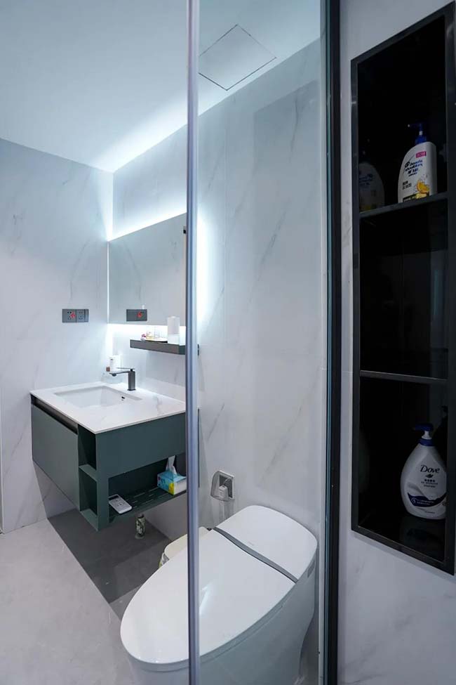 90㎡現(xiàn)代三居，舍主燈換燈帶，巧妙的色彩混搭，打造年輕有趣的生活